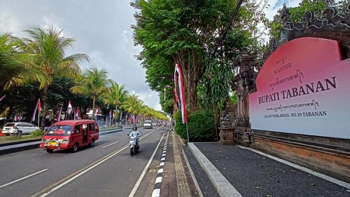 Suasana di Jalan Pahlawan, depan Kantor Bupati Tabanan, yang akan menjadi rute iring-iringan sepeda hias dalam perayaan HUT RI Ke-77.
