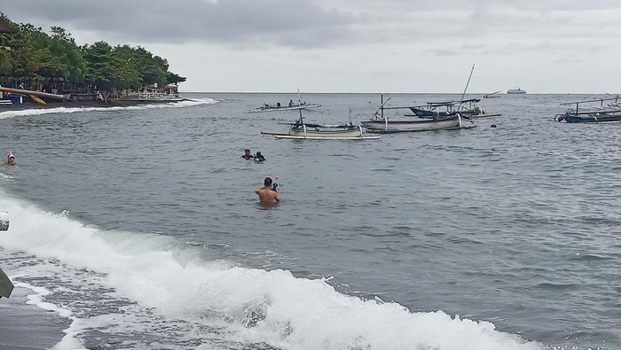 Suasana di pantai Jemeluk, beberapa wisatawan terlihat melakukan diving dan snorkeling