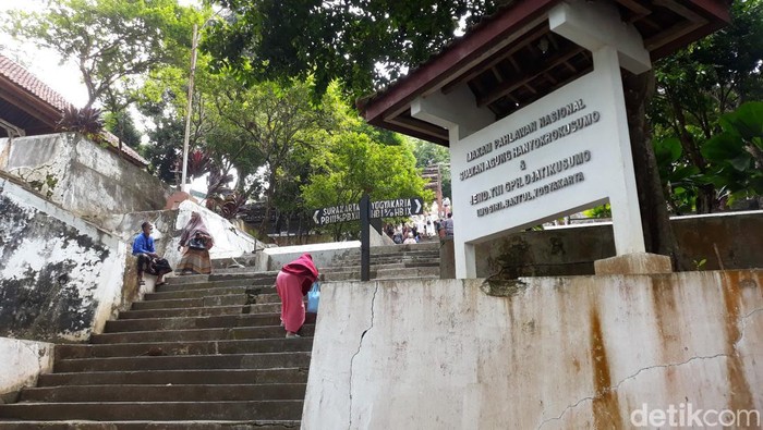 Suasana di pintu depan kompleks makam Bapak Pramuka Sri Sultan Hamengku Buwono (HB) IX, Kalurahan Wukirsari, Kapanewon Imogiri, Kabupaten Bantul, Minggu (14/8/2022). (Foto: Pradito Rida Pertana/detikJateng)