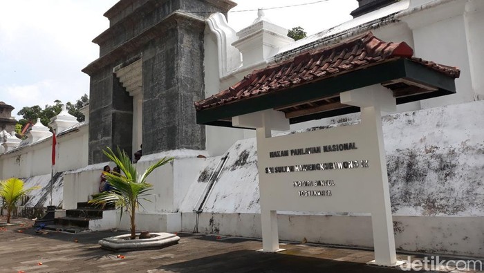 Suasana di pintu depan kompleks makam Bapak Pramuka Sri Sultan Hamengku Buwono (HB) IX, Kalurahan Wukirsari, Kapanewon Imogiri, Kabupaten Bantul, Minggu (14/8/2022).