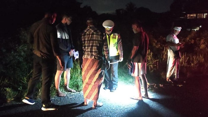 Suasana olah TKP di lokasi tabrakan antara sepeda motor dengan pejalan kaki di jalan jurusan Dakdakan-Kaba Kaba, Banjar Tohjiwa, Desa Nyambu, Kecamatan Kediri pada Sabtu (13/8/2022).