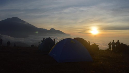 Suasana pendakian Bukit Anak Dara, Sembalun, Lombok Timur.