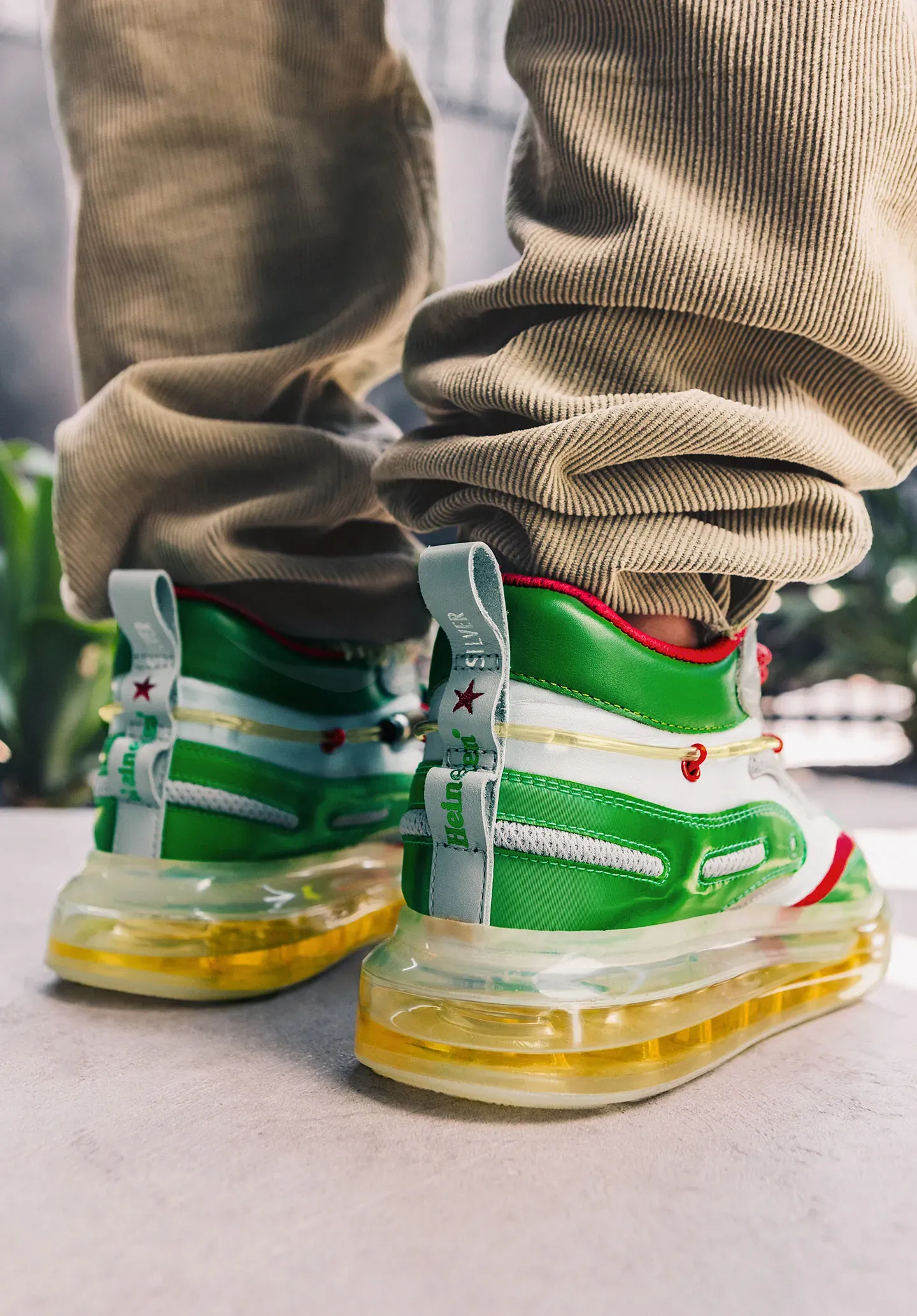 Unik Banget! di Bawah Sepatu Ini Ada 'Genangan' Bir
