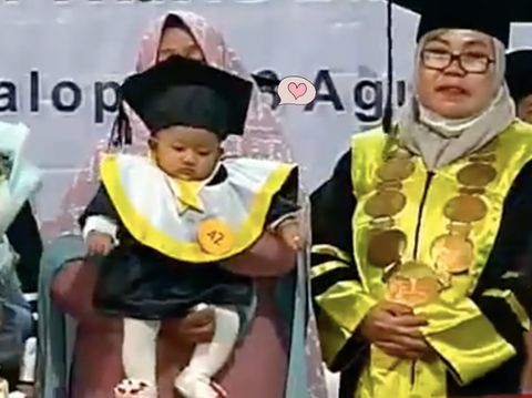 Viral Bayi Wakili Ibu dan Ayahnya Wisuda