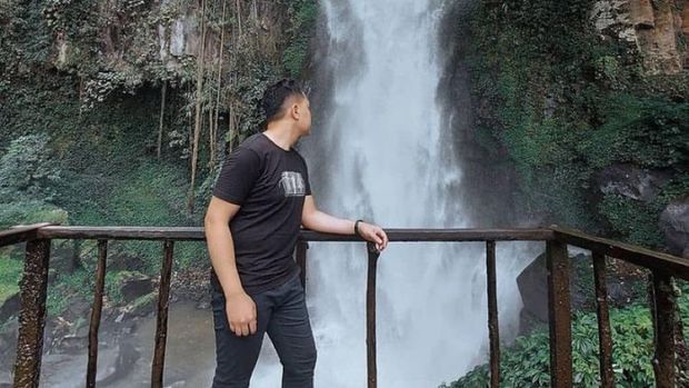 Wisatawan di air terjun sikulikap