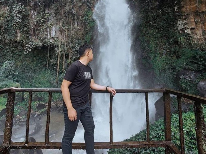 Wisatawan di air terjun sikulikap