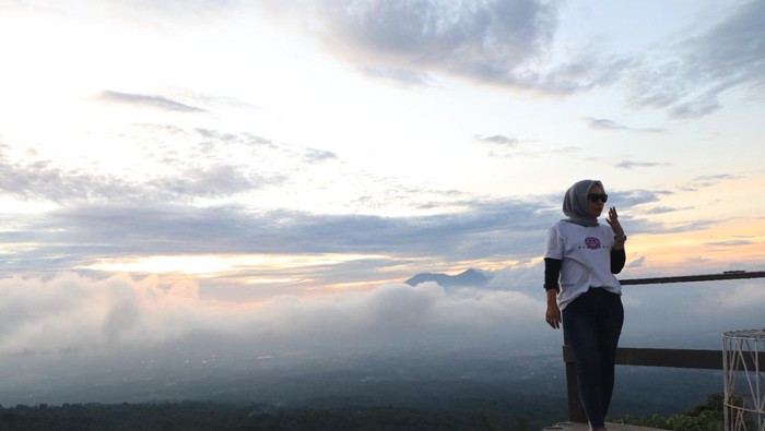 Wisatawan saat berfoto di lokasi Bukit Jipang
