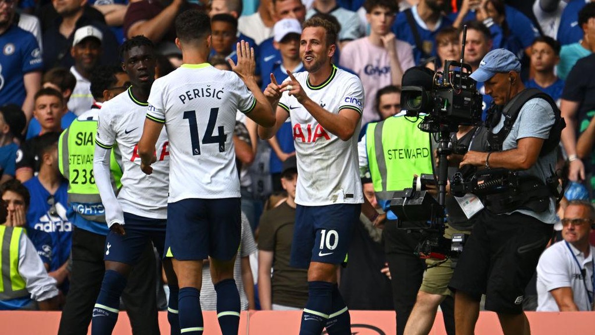 Harry Kane begitu menikmati duel Chelsea vs Tottenham Hotspur (Foto: Getty Images/Clive Mason)