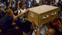 Para pelayat tak kuasa menahan tangis saat menghadiri prosesi pemakaman korban kebakaran Gereja Abu Sefein di Mesir.