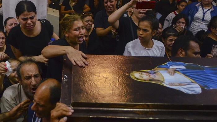 41 Orang Tewas Akibat Kebakaran Gereja di Mesir Sebuah gereja di Kairo, Mesir, terbakar, Minggu (14/8/2022). Kebakaran itu mengakibatkan 41 orang tewas.