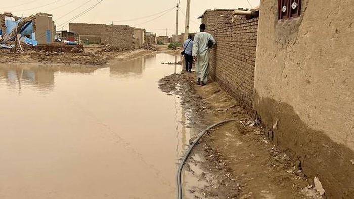 52 Orang Tewas Akibat Terjangan Banjir di Sudan EL MAKAYLAB, SUDAN - AUGUST 13: A view of flood following heavy rain occurred in many states and River Nile El Makaylab, Sudan on August 13, 2022. Many houses were destroyed and many places were flooded due to the flood. (Photo by Sami Alopap/Anadolu Agency via Getty Images)