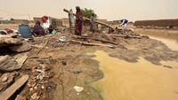 Lumpur dan air kotor bercampur usai banjir melanda Sudan. Dilansir AFP, Minggu (14/8/2022) hujan lebat biasanya terjadi di Sudan antara bulan Mei dan Oktober. Sudan juga disebut menghadapi banjir besar setiap tahun.  