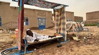 Warga beristirahat tidak jauh dari bangunan yang habis dilibas air bah. Dalam laporan Senin, Kantor PBB untuk Koordinasi Urusan Kemanusiaan (OCHA) memperkirakan bahwa sekitar 38.000 orang di seluruh Sudan telah terkena dampak hujan dan banjir sejak awal musim hujan.  