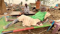Lansia beristirahat di tempat penampungan sementara. Disebutkan negara bagian Kordofan Utara dan Selatan, negara bagian Sungai Nil, dan Darfur Selatan termasuk di antara yang paling terkena dampak di seluruh Sudan.  