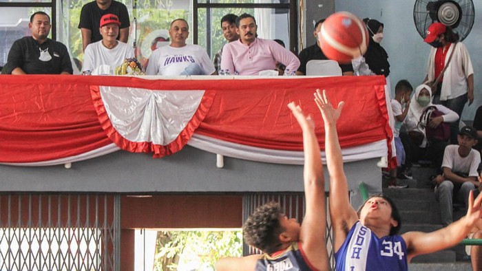 61 Tim Pelajar Adu Bakat di Perbasi Cup Kota Tangerang Wakil walikota tangerang H. Sahrudin (kiri) menutup acara didampingi Ketua Umum PERBASI Kota Tangerang Andri Permana saat menyaksikan Pertandingan Perbasi Cup 2022 antar pelajar Sekolah Menengah Pertama (SMA) dalam rangka Hari Kemerdekaan pelajar Kota Tangerang di Gelanggang Olahraga (GOR) Dimyanti, Kota Tangerang, Banten, Minggu (14/8/2022).