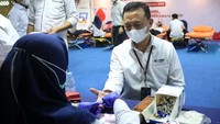Warga dan karyawan mengikuti kegiatan ini.