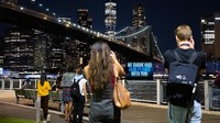 Aksi Greenpeace ini menarik perhatian warga di sekitar jembatan Brooklyn.  