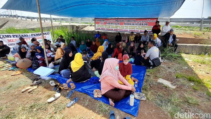 Aksi mogok makan akibat imbas pembangunan Tol Cisumdawu.