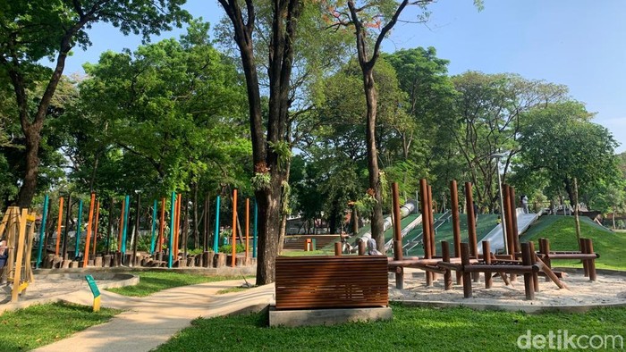 Apakah Tebet Eco Park sudah buka? Taman Tebet Eco Park, Jakarta Selatan kembali dibuka setelah sempat tutup selama 2 bulan. Ini aturan masuknya.