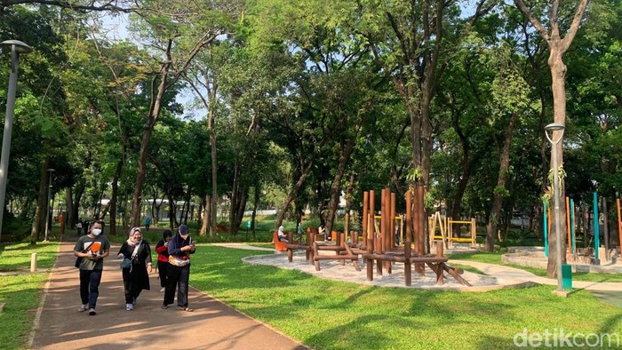 Apakah Tebet Eco Park sudah buka? Taman Tebet Eco Park, Jakarta Selatan kembali dibuka setelah sempat tutup selama 2 bulan. Ini aturan masuknya.