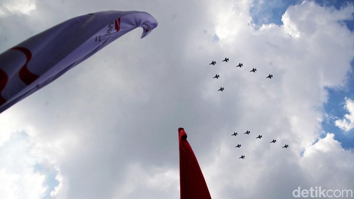 Atraksi Pesawat Tempur di Gladi Resik HUT RI Pesawat tempur F-16 dan helikopter Apache dan Puma membentuk formasi 77 saat gladi resik di kawasan Monas, Jakarta Pusat, Senin (15/8).