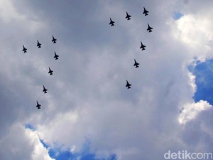 Jelang HUT RI, Pesawat Tempur TNI Gelar Geladi Bersih Bentuk Formasi 77