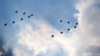 Pilot pesawat tempur kompak membentuk formasi 77. Pesawat itu berasal dari Skadron Udara 3 Lanud Iswahjudi dan Skadron Udara 16 Lanud Roesmin Nurjadin. Sebelumnya telah melaksanakan sejumlah latihan di langit Magetan.