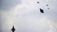 Puncak Monumen Nasional (Monas) terlihat saat gladi resik yang diikuti helikopter gabungan dari TNI AU, TNI AD, TNI AL, dan Polri.