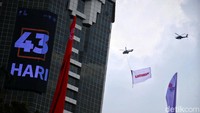 Helikopter melintas di antara gedung pencakar tinggi di Jakarta. Atraksi ini diikuti delapan helikopter yang terdiri dari helikopter EC-725 Caracal dan NAS-332 Super Puma TNI AU, dua helikopter AH-64 Apache TNI AD , dua helikopter AS-565 Mbe Panther TNI AL, serta dua helikopter AW-169 Polri.