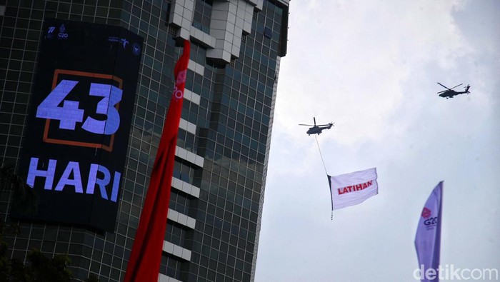 Atraksi Pesawat Tempur di Gladi Resik HUT RI Pesawat tempur F-16 dan helikopter Apache dan Puma membentuk formasi 77 saat gladi resik di kawasan Monas, Jakarta Pusat, Senin (15/8).