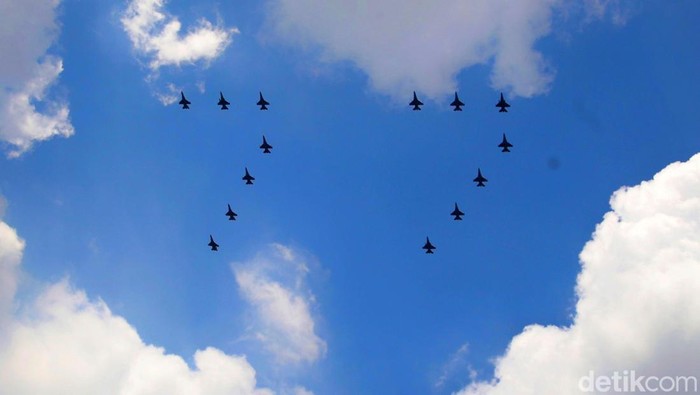 Atraksi Pesawat Tempur di Gladi Resik HUT RI Pesawat tempur F-16 dan helikopter Apache dan Puma membentuk formasi 77 saat gladi resik di kawasan Monas, Jakarta Pusat, Senin (15/8).