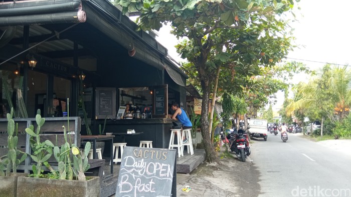 Bule ngopi di Canggu, Bali
