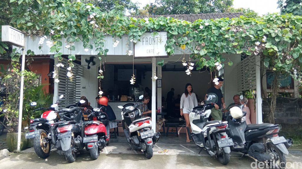 Bule ngopi di Canggu, Bali