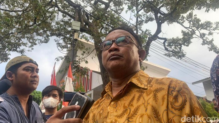 Komisioner Komnas HAM Choirul Anam di TKP Penembakan Yoshua di Rumah Dinas Ferdy Sambo