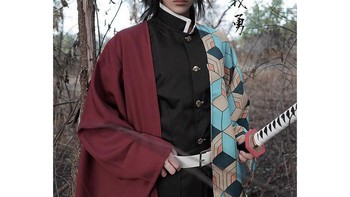 Nah kali ini, dirinya menjelma menjadi salah satu tokoh anime ternama, yakni Tomioka Giyuu dari Kimetsu no Yaiba. Foto: (Instagram _hakkencoser_).