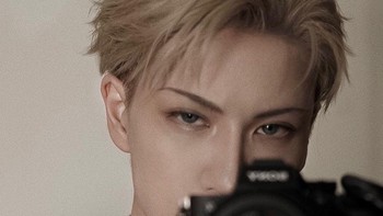 Mengejutkannya, Hakken bukanlah seorang laki-laki. Dirinya ialah wanita, yang memang sering menjelma menjadi tokoh yang tampan rupawan. Foto: (Instagram _hakkencoser_).