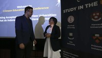 Country Manager, Indonesia at Crimson Education Vanya Sunanto berbincang dengan Academic Advisor Crimson Education Lombardo Goantara saat acara konferensi pers Crimson Education bertajuk Strategi Menembus Universitas Terbaik Dunia: Apa yang Harus Dipersiapkan Pelajar Indonesia.