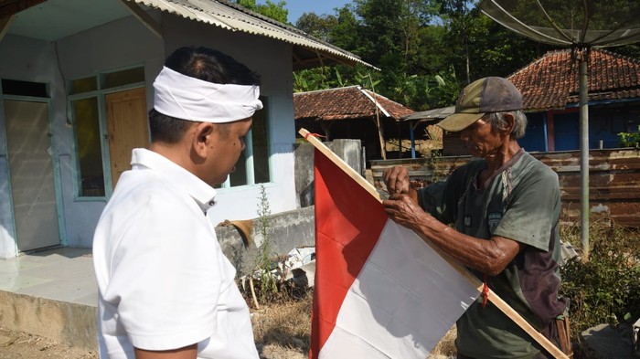 Dedi Mulyadi Tegur Warga Pasang Bendera Terbalik