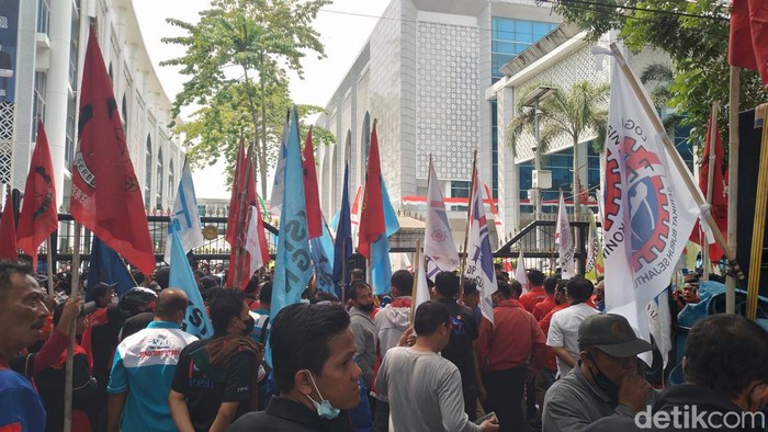 Demo buruh di DPRD Sumut.