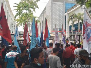Demo Buruh di DPRD Sumut, Tuntut Cabut UU Cipta Kerja
