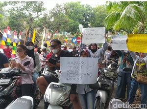 Pelaku Wisata Pantai Karapyak Demo Minta Harga Tiket Turun