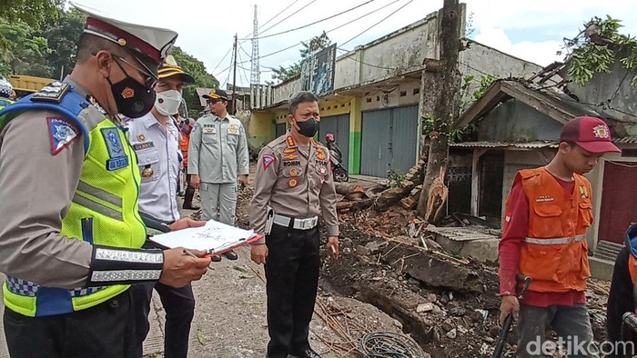 Dirlantas Polda Jabar Kombespol Romin Thaib cek lokasi kecelakaan maut di Cianjur