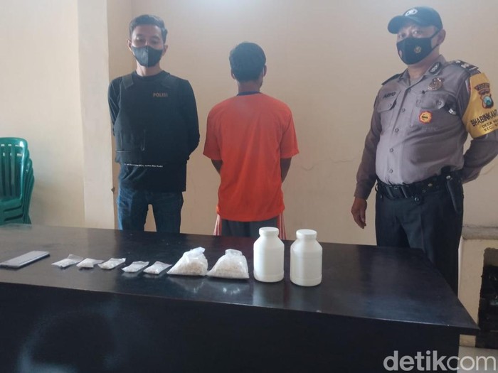 DS, pria pengedar pil koplo di Kediri diamankan di Polsek Ngancar