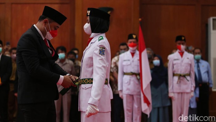 Eri Cayadi mengukuhkan Tim Paskibraka Surabaya untuk upacara HUT ke-77 Kemerdekaan RI