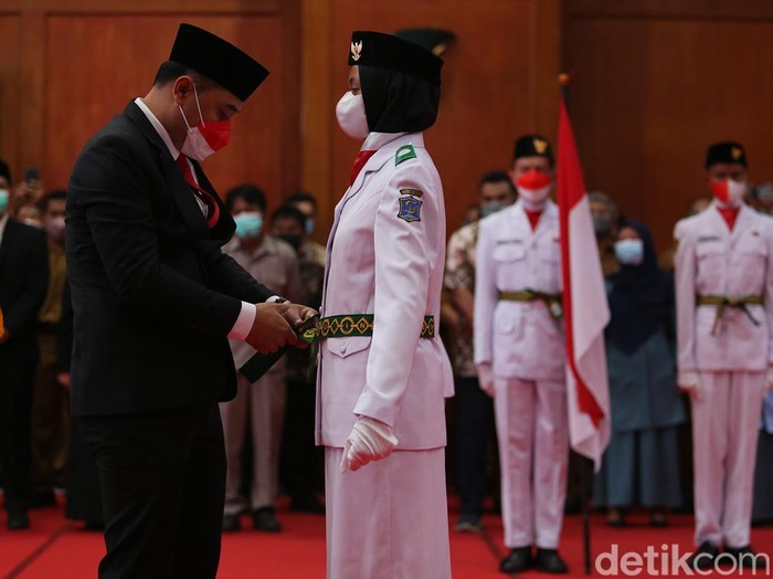 Eri Cayadi mengukuhkan Tim Paskibraka Surabaya untuk upacara HUT ke-77 Kemerdekaan RI