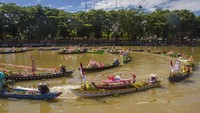 Atraksi yang dilakukan puluhan pedagang pasar terapung itu digelar untuk memeriahkan HUT ke-77 RI dan puncak HUT Provinsi Kalimantan Selatan ke-72.   