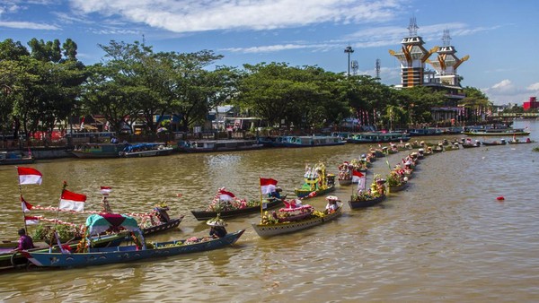 Pemerintah Provinsi Kalimantan Selatan (Kalsel) melalui Dinas Pariwisata (Dispar) Kalsel kembali menggelar Festival Budaya Pasar Terapung untuk yang ke-14 kalinya, setelah absen saat pandemi COVID-19 melanda. Â Pemerintah Provinsi Kalimantan Selatan (Kalsel) melalui Dinas Pariwisata (Dispar) Kalsel kembali menggelar Festival Budaya Pasar Terapung untuk yang ke-14 kalinya, setelah absen saat pandemi COVID-19 melanda. Â