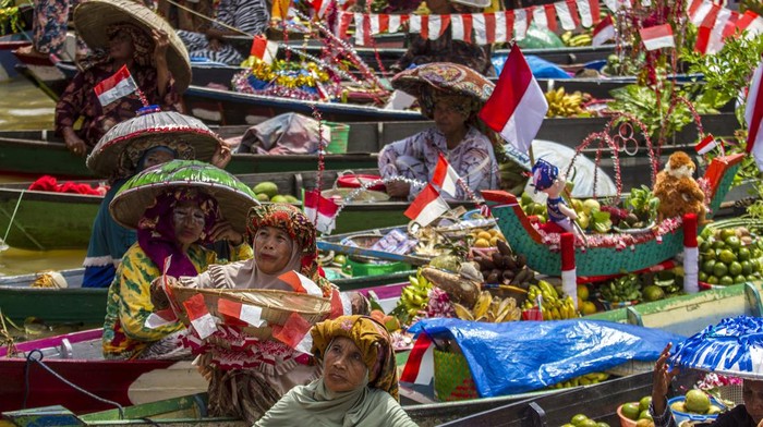 Festival Budaya Pasar Terapung Meriahkan Hari Jadi Kalsel Pedagang pasar terapung menawarkan dagangannya dari atas perahu (jukung) saat Festival Budaya Pasar Terapung di Sungai Martapura, Banjarmasin, Kalimantan Selatan, Senin (15/8/2022). Atraksi yang dilakukan puluhan pedagang pasar terapung itu digelar unutk memeriahkan HUT ke-77 RI dan puncak HUT Provinsi Kalimantan Selatan ke-72. ANTARA FOTO/Bayu Pratama S/foc.