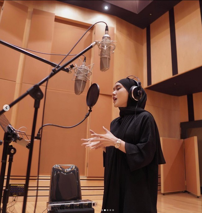 Cita Citata mulai mantap memakai hijab sejak 3 Agustus 2022 saat sedang rekaman. Melalui unggahan di Instagram, Cita Citata menerima komentar jika sudah hijrah. Ia pun langsung memberikan penjelasan lewat Instagram Story. Kenapa ya orang yang berkerudung dibilang hijrah? Perlu kita ketahui makna hijrah yang sebenarnya: Secara umum, pengertian hijrah adalah berpindah atau menyingkirkan untuk sementara waktu dari suatu tempat ke tempat yang lebih baik dengan alasan tertentu, baik itu untuk keselamatan kebaikan, dan sebagainya, kata Cita Citata. Foto: Dok. Instagram @cita_citata.