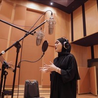 Cita Citata mulai mantap memakai hijab sejak 3 Agustus 2022 saat sedang rekaman. Melalui unggahan di Instagram, Cita Citata menerima komentar jika sudah hijrah. Ia pun langsung memberikan penjelasan lewat Instagram Story. Kenapa ya orang yang berkerudung dibilang hijrah? Perlu kita ketahui makna hijrah yang sebenarnya: Secara umum, pengertian hijrah adalah berpindah atau menyingkirkan untuk sementara waktu dari suatu tempat ke tempat yang lebih baik dengan alasan tertentu, baik itu untuk keselamatan kebaikan, dan sebagainya, kata Cita Citata. Foto: Dok. Instagram @cita_citata.